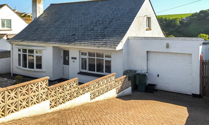 Port Isaac Cottage | Discover coastal living in this charming bungalow located in Cornwall.