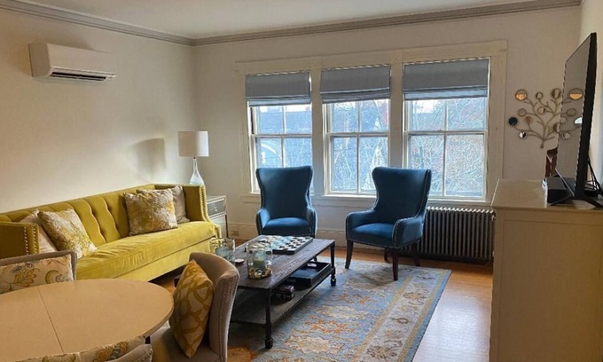 College Hill Apartment | DISTINGUISHED COLLEGE HILL LOCATION: BEAUTIFUL 2 BEDROOM APARTMENT