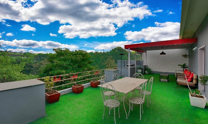 Noida Hotel | Divine Inn Couple Friendly Hotel near Sector 51 Metro Station