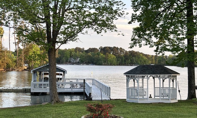 New London House | Dock Holiday - beautiful views on Badin Lake