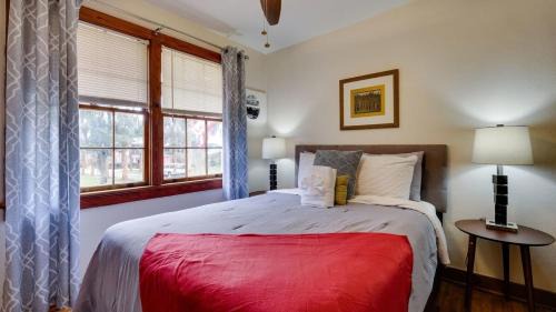Savannah House | Dock & Volleyball! Near Downtown - Golden Getaway