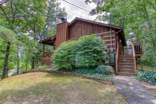 Gatlinburg - Pigeon Forge House | Dog friendly, adorable 1BR log cabin with hot tub and screen in porch!