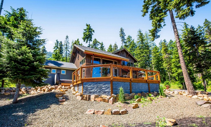 Cle Elum Cabin | Dog-friendly alpine hideaway with firepit, grill, EV charger, mountain views