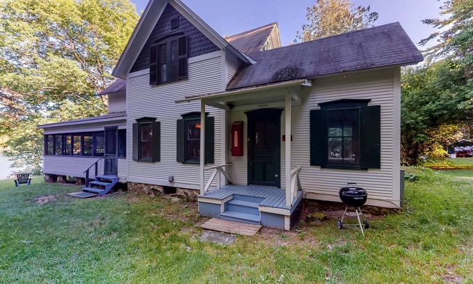 Charlotte Cottage | Dog-friendly cabin right on the lake with lots of space, screened porch, & boats