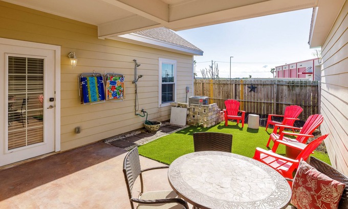 Corpus Christi Cottage | Dog-Friendly Condo w/ King Bed, Sparkling Pool & Private Patio!