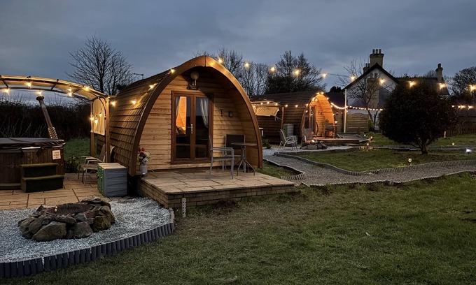 Dwyran Cabin | Dog-Friendly Executive Glamping Pod With Hot Tub