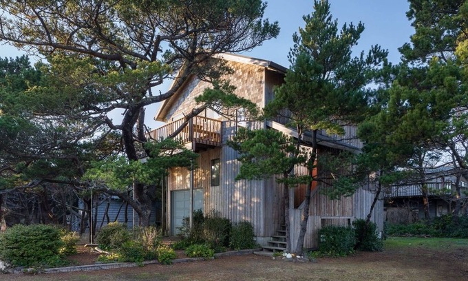 Tierra Del Mar House | Dog-friendly home with central AC, washer/dryer, arcade games, & balcony