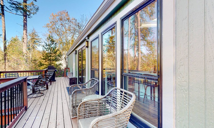 La Conner Cabin | Dog-friendly home with bay-view deck, grill & fireplace - walk to Kukutali Trail