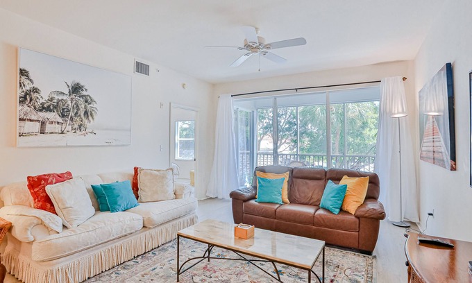 Vanderbilt Beach Condo | Dog-friendly home with pool access, private W/D, and central AC