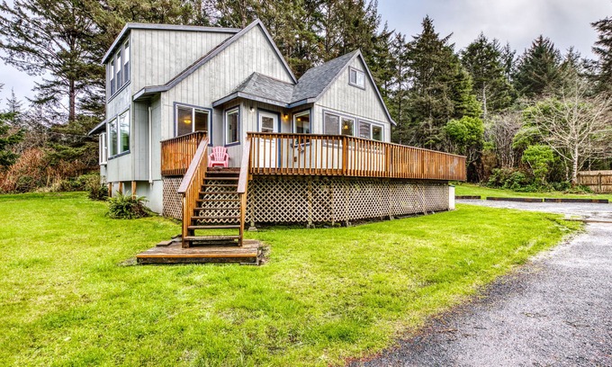 Coos Bay House | Dog-Friendly Home with Wood-Burning Fireplace and Ocean Views - Near the beach
