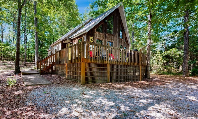 Iuka Cabin | Dog friendly lake cabin with wrap-around deck, and shady outdoor dining
