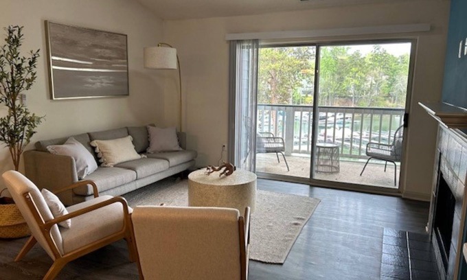 Cornelius Apartment | Dog-Friendly lakefront apartment with shared pool and boat slip.