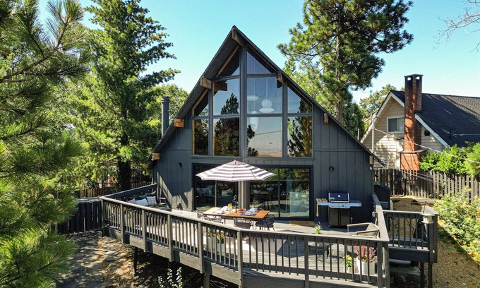 Lake Arrowhead Ski Chalet | Dog-Friendly Retreat w/Pickleball,Sauna + Hot Tub