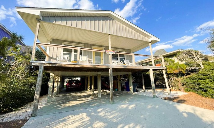 Long Beach Cottage | DOG FRIENDLY - Second Row .Ruff Life beach cottage.