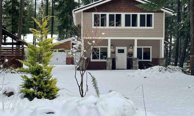 Easton House | Dog friendly, updated cabin- hot tub & fenced yard, 5 min to Lake Easton/Kachess