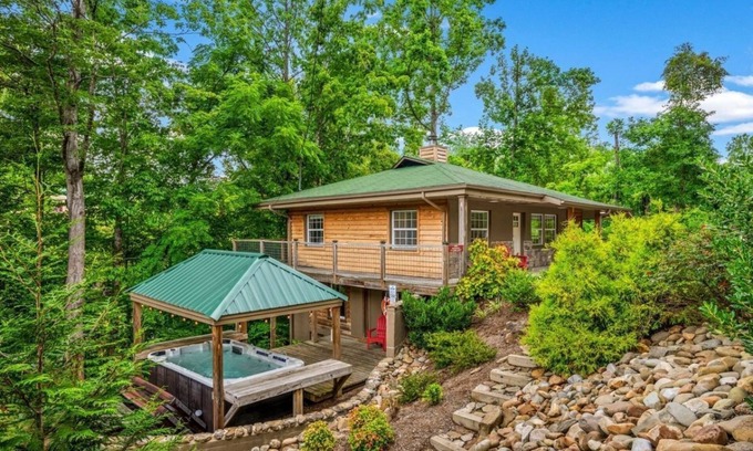 Gatlinburg Ski Chalet | Dog-friendly walk to town, skip in-town prkng GIANT hottub (A Stone's Throw)