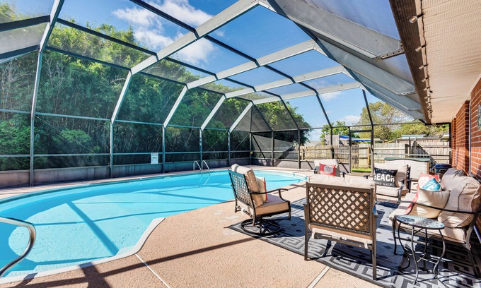 Gulf Breeze House | Dogs Welcome, 1 Mi to Zoo: Gulf Breeze Retreat!