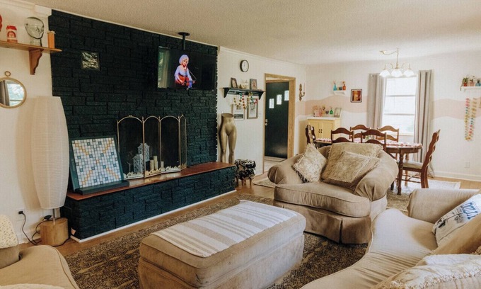 Sevierville Ski Chalet | Dolly Parton Themed Rancher. Minutes from Shopping and Dollywood