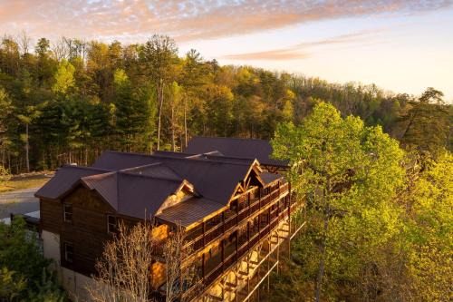 Caton House | Dolly's Lodge by AvantStay Sleeps 28 - Luxe Smokies Cabin Game Room Hot Tub Views Near Attractions
