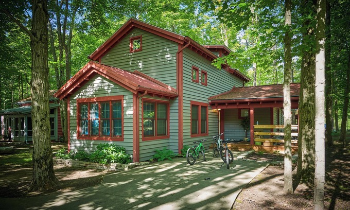 Fennville House | Dollybrook 5 - Pet Friendly - Community Pool(CLOSED for the season) - Groups Welcome