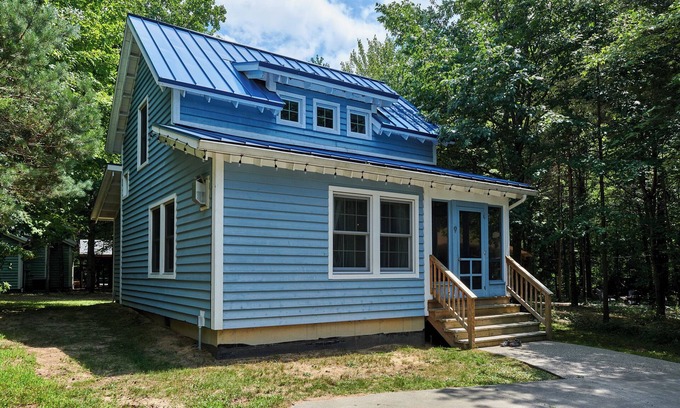 Fennville House | Dollybrook 9 - Pet friendly - Community Pool(CLOSED for the season) - Groups welcome