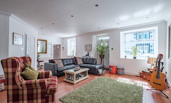 Cullen House | Dolphin Bay House.