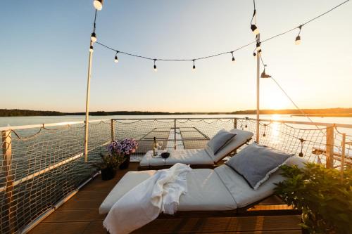 Ruciane-Nida Apartment | Domek na wodzie - Houseboat -sauna, taras na dachu, dwie sypialnie