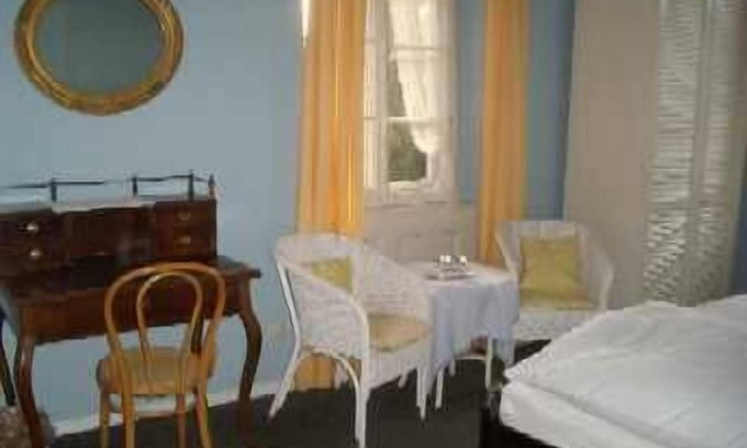 Badenweiler Apartment | Doppelzimmer "blaues Zimmer" mit Dusche/wc und Balkon