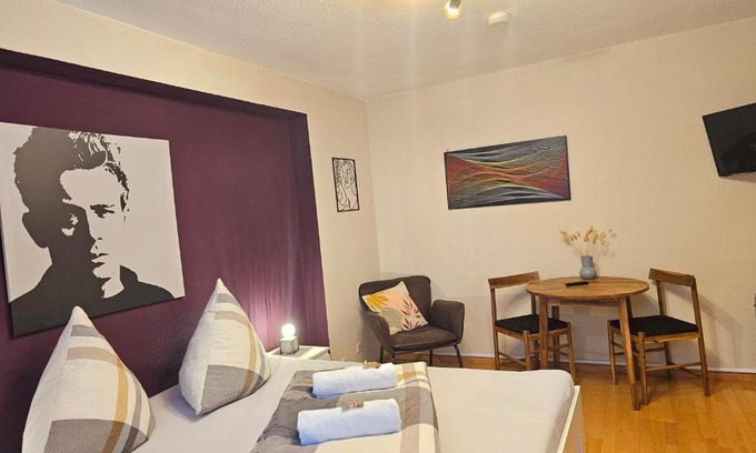 Zahringen House | Doppelzimmer 1 I geteiltes Bad & Küche I mit dem Zug nur 4 min bis zum Hauptbahnhof