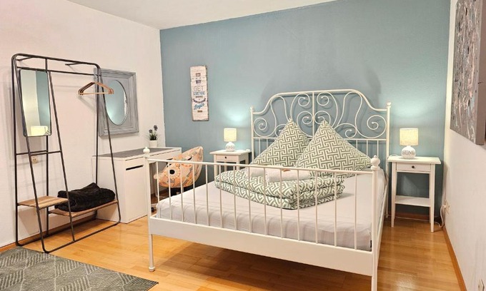 Zahringen House | Doppelzimmer 2 I geteiltes Bad & Küche I mit dem Zug nur 4 min bis zum Hauptbahnhof