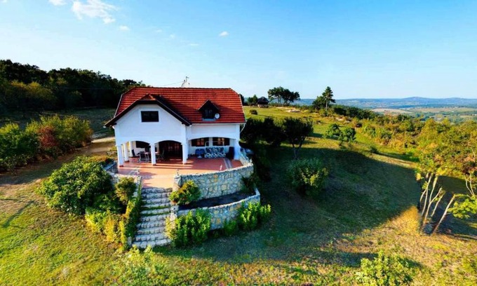 Vaszoly Villa | Dorono House