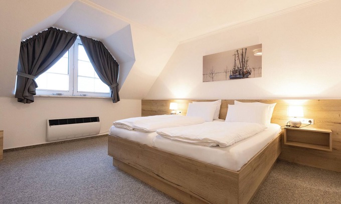 Dorumer Neufeld Apartment | Double room 120. Modern design and comfort.