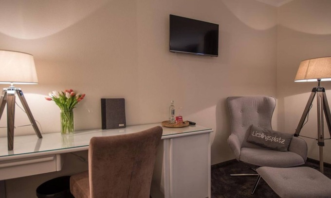 Center House | Double room, shower or bath, WC comfort - Hotel Stadt Aurich