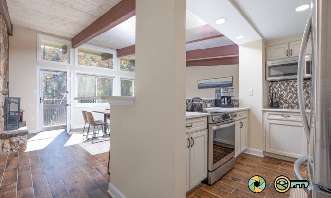 Mount Jackson Condo | Double the Condo, Double the Fun! | Ski slope side & Mountain views | Vaulted ceilings!
