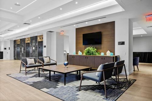 Queens Hotel | DoubleTree by Hilton New York JFK Airport