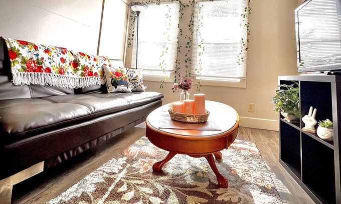 Shelby Park Apartment | DOWNTOWN 2 BEDROOM OUTRÉ FLAT