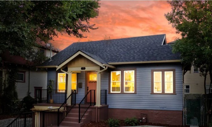 King House | Downtown Bungalow Getaway, Ideal for Long Stays!