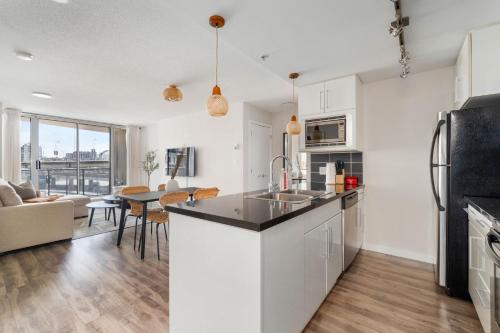 Crosstown Apartment | Downtown Cityview Escape with Pool and Jacuzzi near Rogers Arena