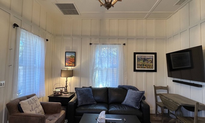 Paso Robles Cottage | Downtown Cozy Cottage, two blocks from downtown and new!