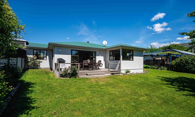 Wanaka House | Downtown Delight - Wanaka Holiday Home