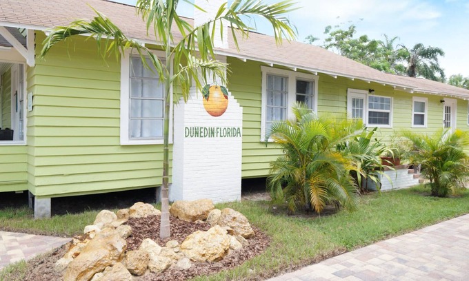 Downtown Dunedin Cottage | Downtown Dunedin Keylime Cottages 4, right in Downtown Dunedin