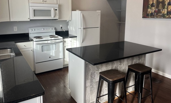 Shelby Park Condo | Downtown Louisville, within 5 minutes of the Bourbon District (month long)