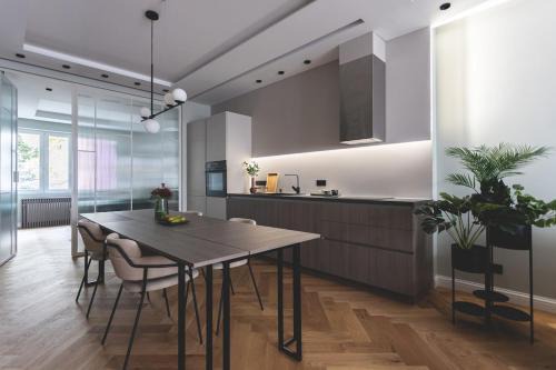 Ujlipotvaros Apartment | Downtown Luxe Living with Balcony