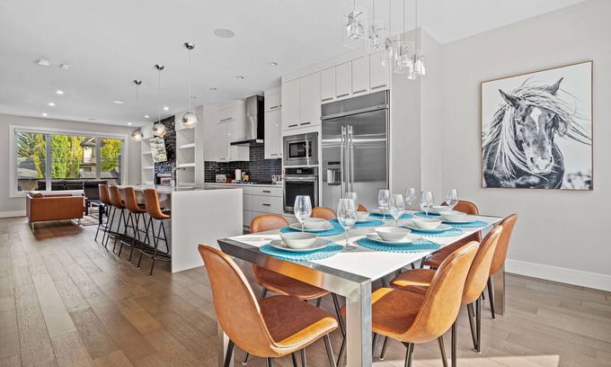 Southwest Calgary House | Downtown Luxury with Fast Wi-Fi & Amazing Kitchen!