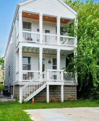 Buena Vista House | Downtown Oasis Sleeps 12 and 1 and a half miles to Broadway