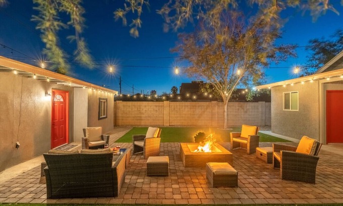 Garfield House | Downtown Phx~Remodeled~2 Units+Casita~Sleeps 12