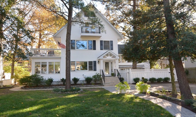 South Rehoboth House | Downtown Rehoboth Beach 1.5 Blocks to the Beach Sleeps 19 w/Parking