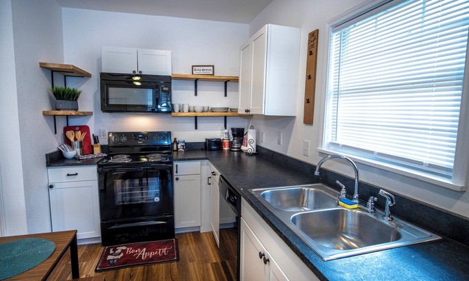 Nevada Street Apartment | Downtown View Cozy 2br/1ba Home Sleeps 8