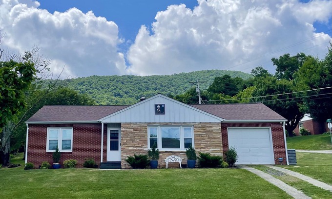 West Jefferson House | Downtown West Jefferson Cottage- 5 minute walk