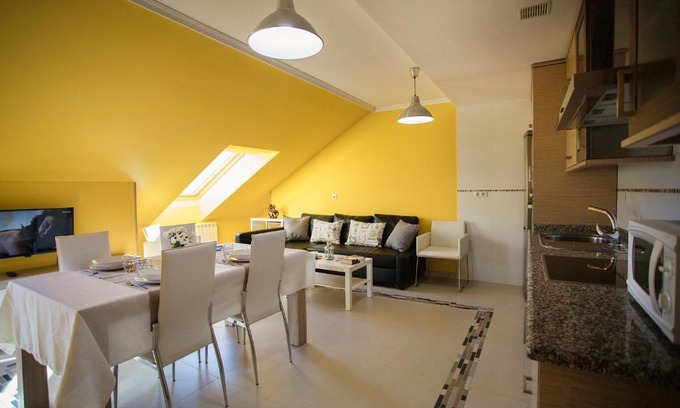 Sarria Apartment | dpCristal Ático Vistas al Camino